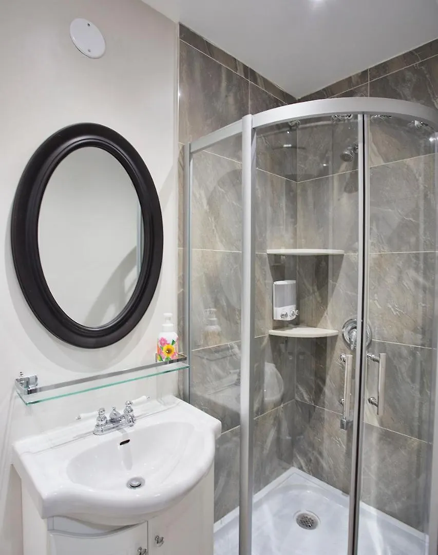 Toronto Rooms And Suites 0*,
