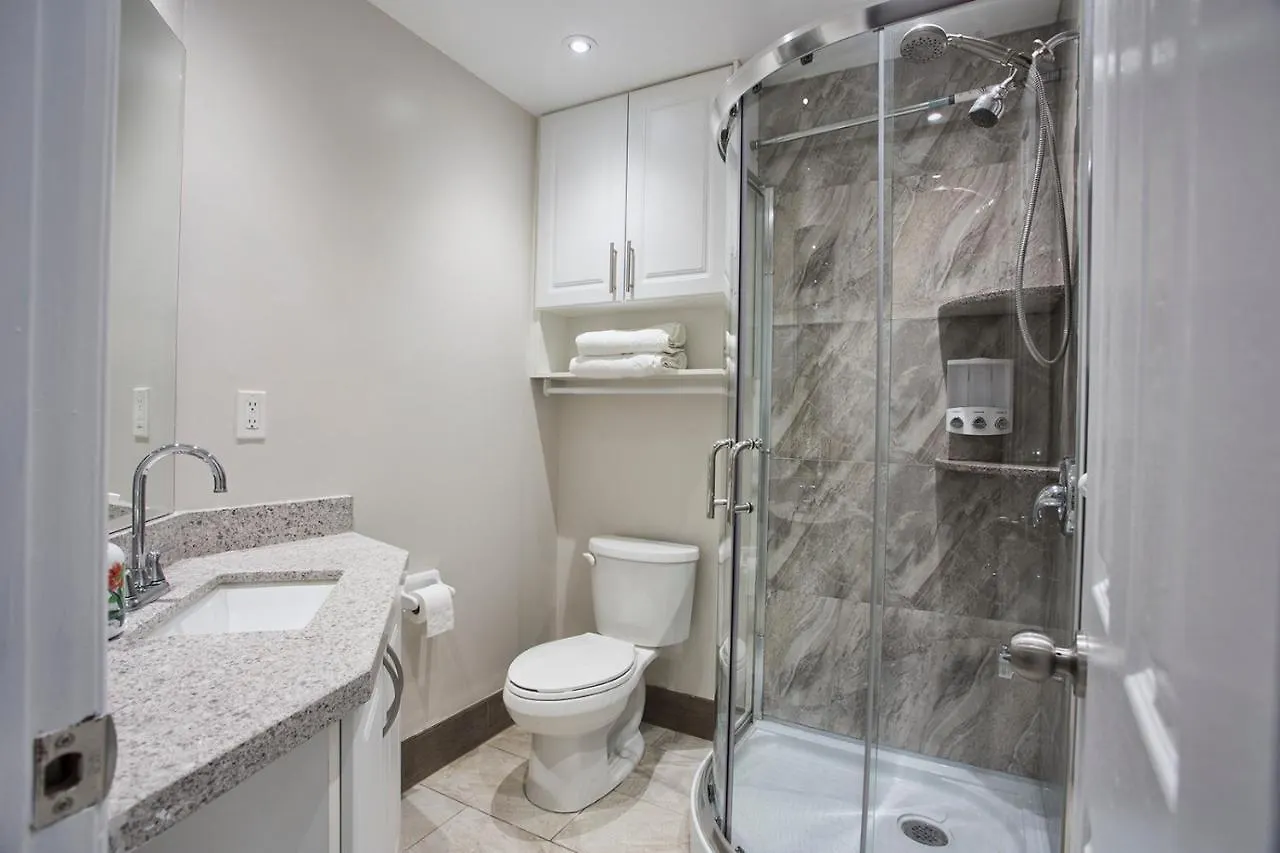 Toronto Rooms And Suites 0*,  Canada