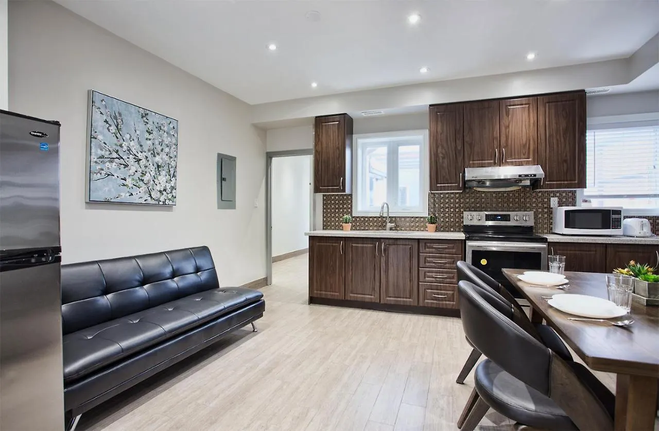 Toronto Rooms And Suites 0*,
