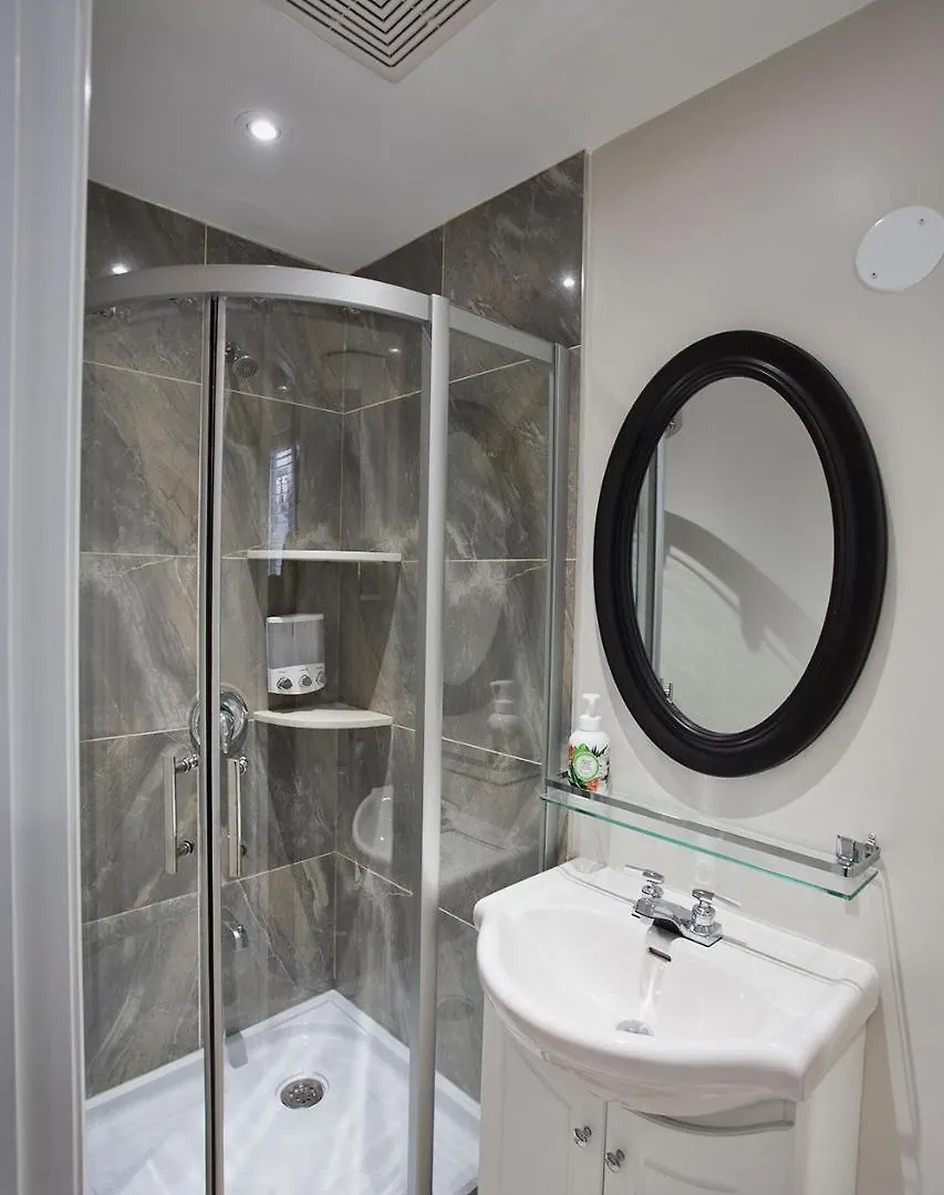 Toronto Rooms And Suites Hostel