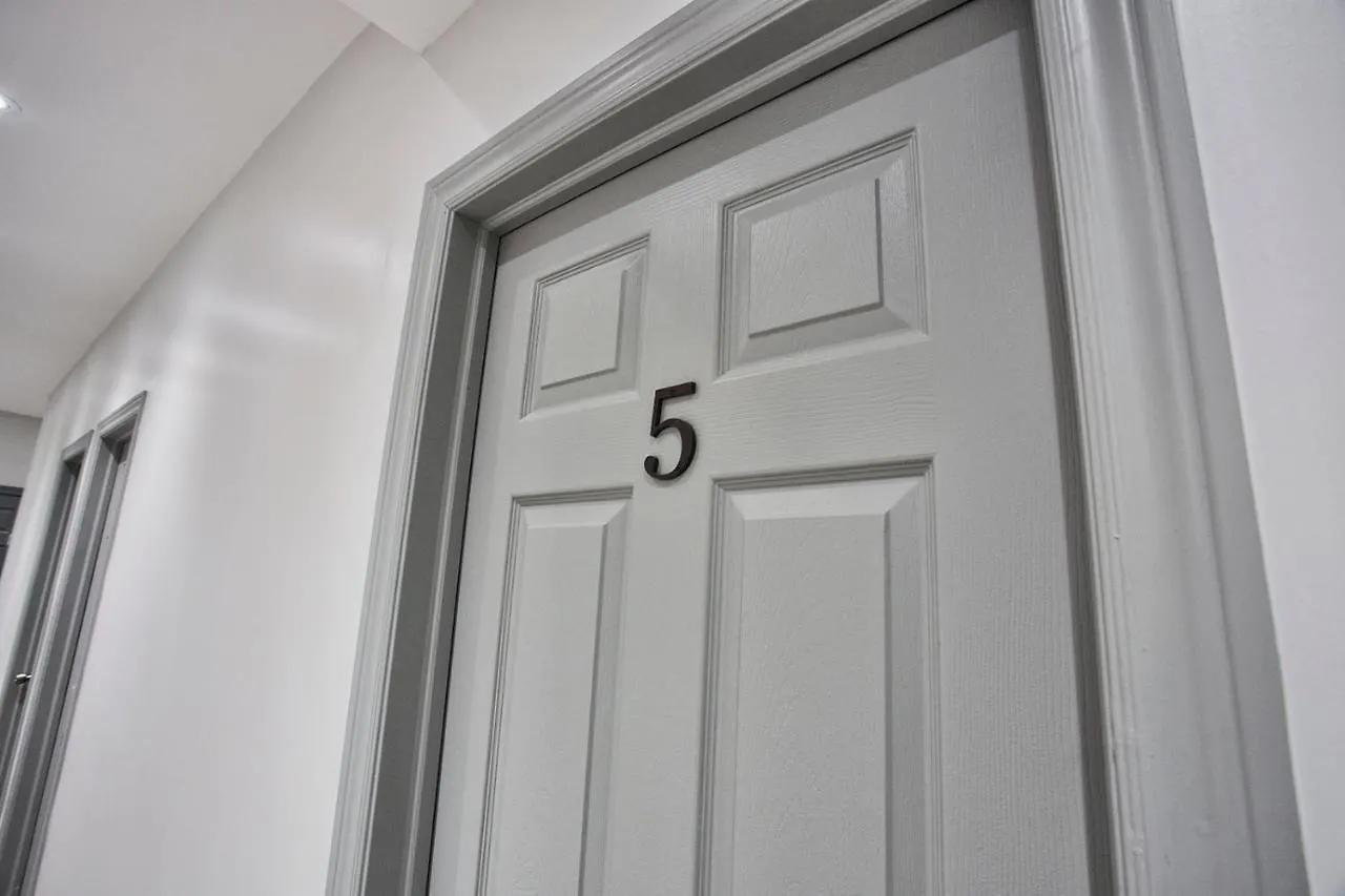 Toronto Rooms And Suites 0*,  Canada