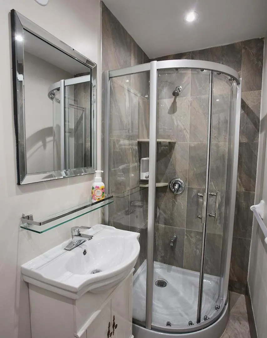 Toronto Rooms And Suites Hostel
