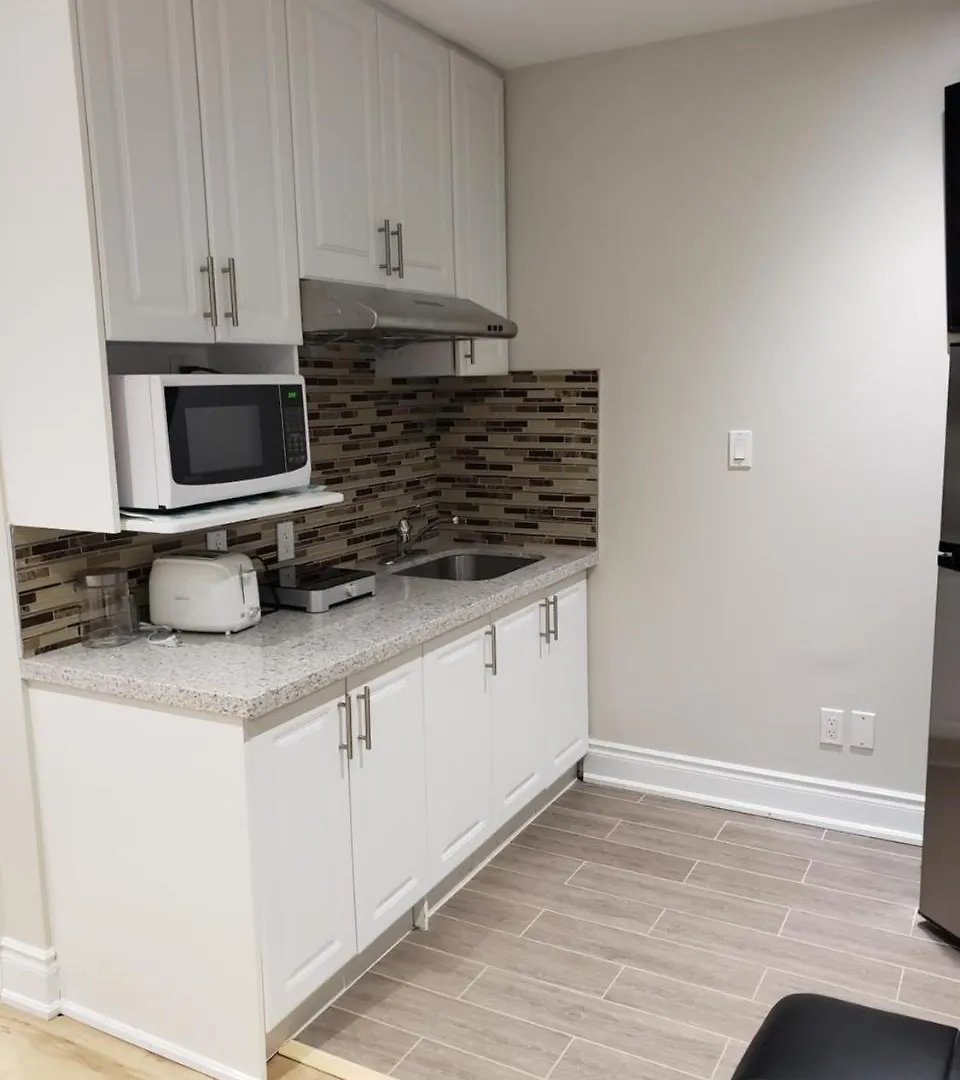 Toronto Rooms And Suites 0*,